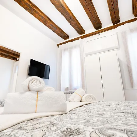 8 Mins From San Marco, Experience Authentic