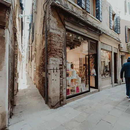 8 Mins From San Marco, Experience Authentic