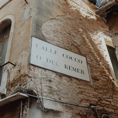 8 Mins From San Marco, Experience Authentic Apartamento